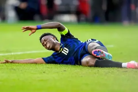 حذر شديد.. "ماركا" تكشف حالة فينيسيوس بعد إصابته مع البرازيل